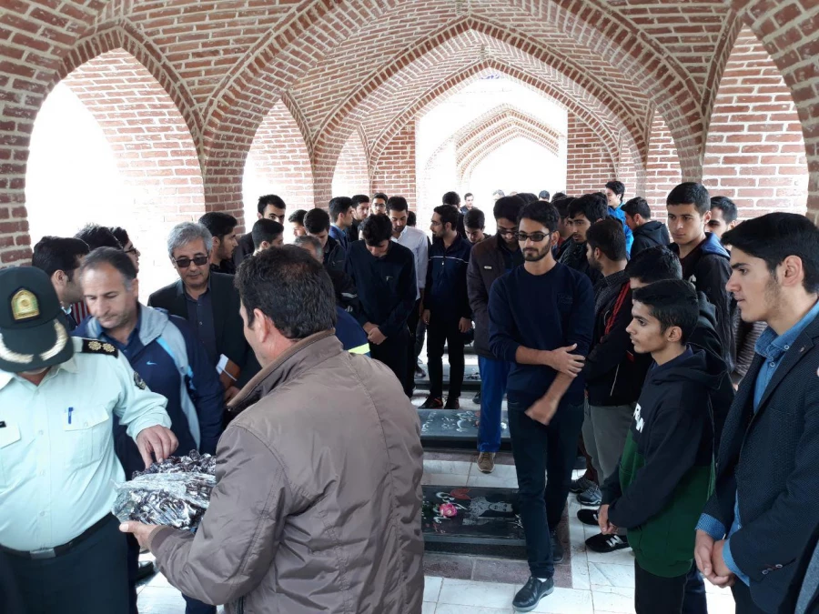 پیاده روی دانشجومعلمان به همراه کلیه کارکنان مرکز آموزش عالی آزادگان نیر و مسئولین ادارات و ارگان های شهرستان نیر به مناسبت هفته تربیت بدنی و طرح یاریگر هم باشیم شورای هماهنکی مبارزه با مواد مخدر 11