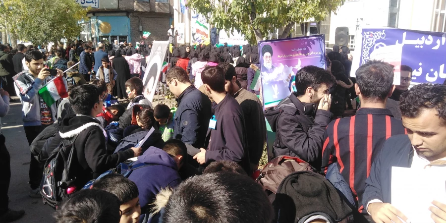 به مناسبت 13 آبان برگزار شد: 

برپایی غرفه استکبار ستیزی در مسیر راهپیمایی شهرستان نیر
 9