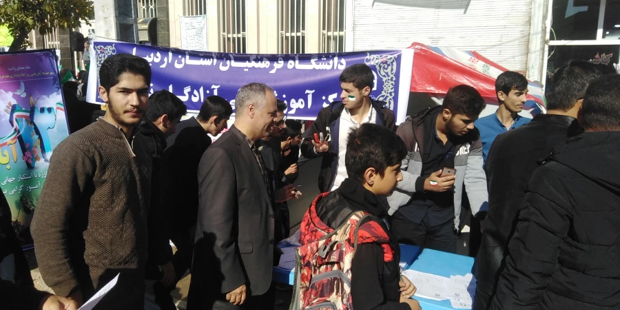 به مناسبت 13 آبان برگزار شد: 

برپایی غرفه استکبار ستیزی در مسیر راهپیمایی شهرستان نیر
 10